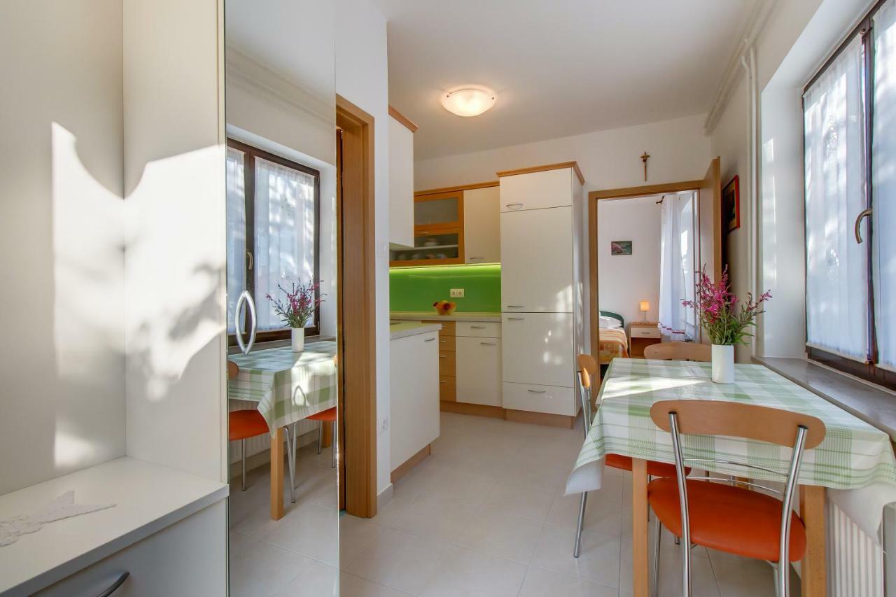 Apartment Simona มาลีโลชินจ์ ภายนอก รูปภาพ